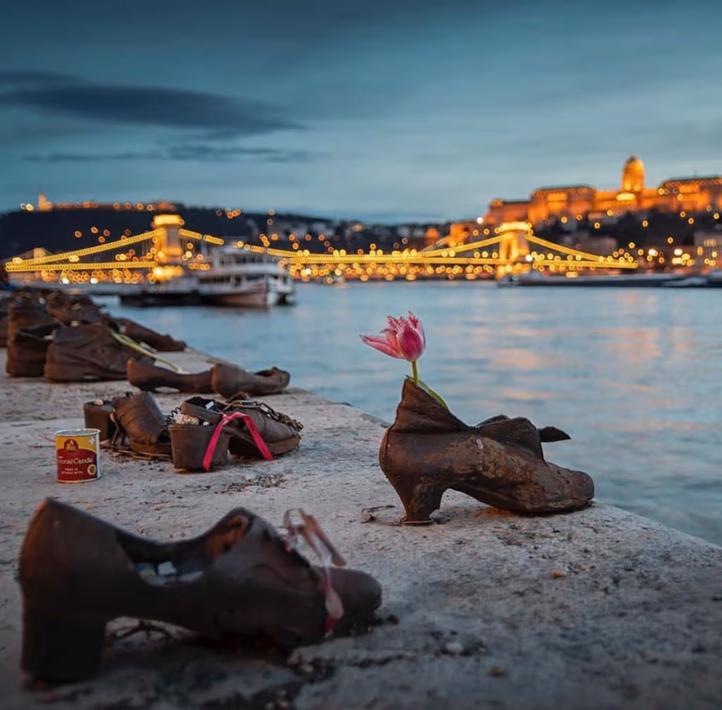 Scarpe sulla riva del Danubio a Budapest