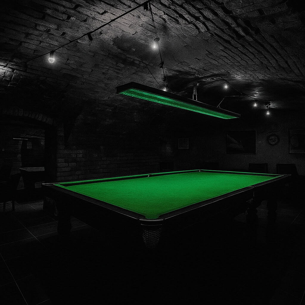 Interno di Füge Udvar ruin bar a Budapest, con un tavolo da biliardo illuminato di verde sotto volte in mattoni, con ombre scure e un’atmosfera intensa.
