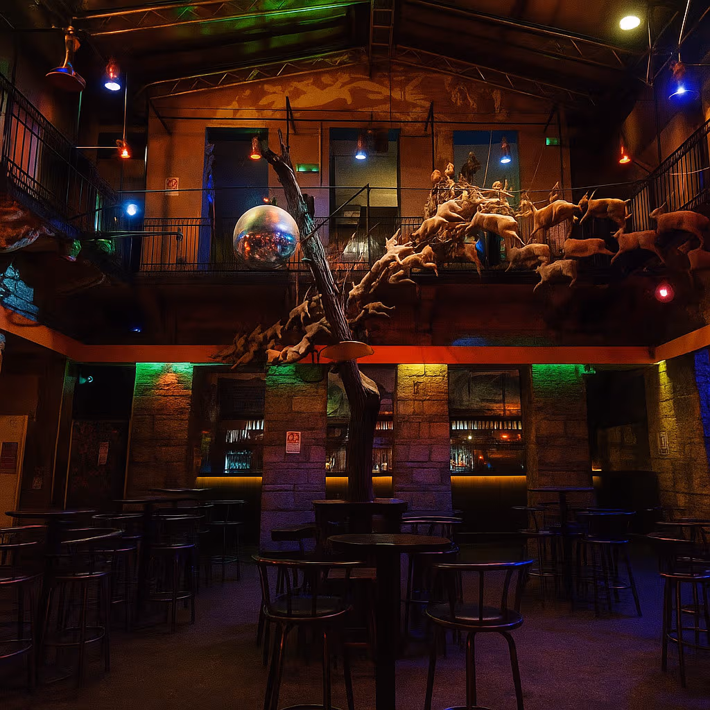 Interno di una ruin bar a Budapest con muri in mattoni a vista, toni scuri e luci colorate che illuminano tavoli vuoti e decorazioni artistiche.