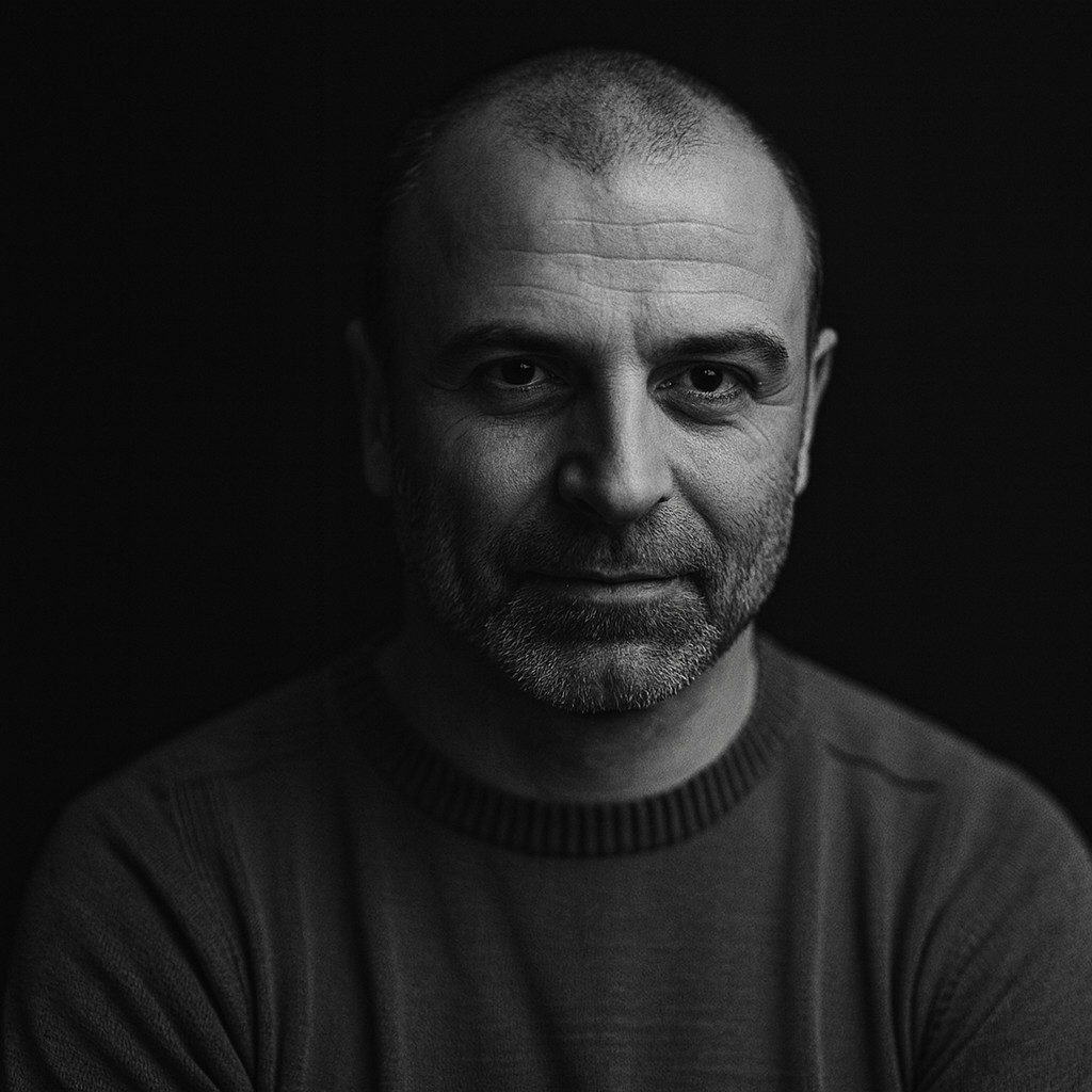 Ritratto cinematografico in bianco e nero che rappresenta Attila Gyurkovics, il creatore ungherese del primo concetto di escape room nel mondo.